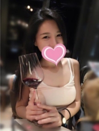 皮膚滑嫩誘人 敏感的身軀 鮑魚很肥美 床上奔放她的狂野  尺度開放不限制 美腿誘惑~