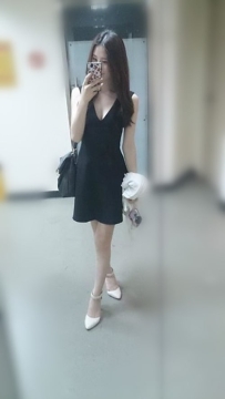 氣質性感銀行OL 皮膚白質  S型身材  纖細美腿   性感V領長裙 胸部若隱若現