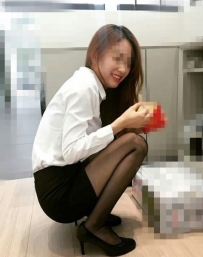 汽車業務正妹專員 OL裝露白皙修長美腿  人很清秀，每天化著淡淡妝容 給人眼前一亮的