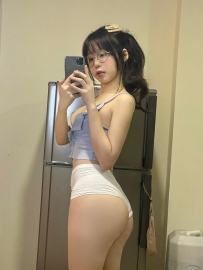 小玲 159cm 46kg C+ 20歲 嬌小身體好撞 蜜桃臀好手感 下海兼職破處 體驗第一次做愛